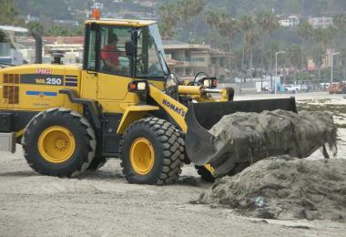 Loader piling kelp and sand. Credit: Dave Hubbard